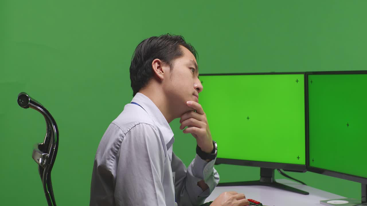 녹색 화면에서 컴퓨터에서 일하는 사람