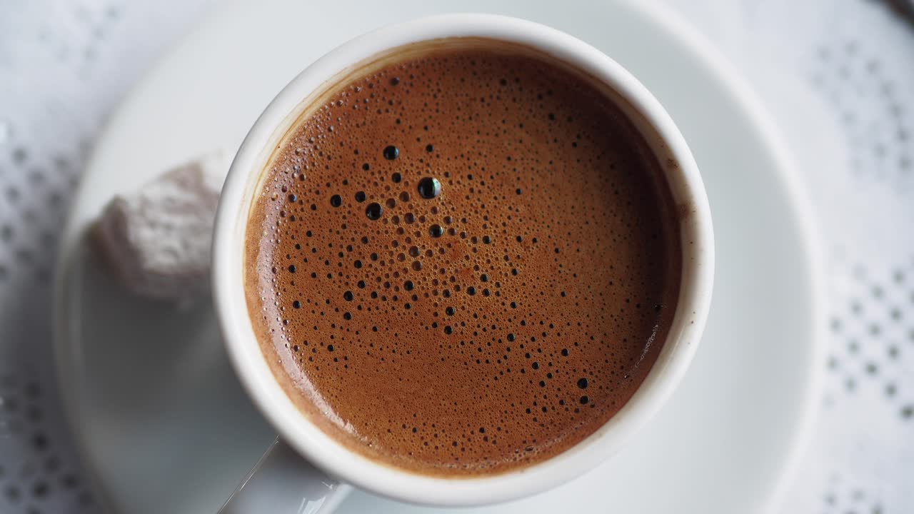 primer plano de una taza de café turco con delicias turcas