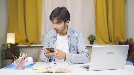 El-Estudiante-Que-Se-Enojó-Después-De-Que-El-Teléfono-Se-Quedó-Sin-Carga.