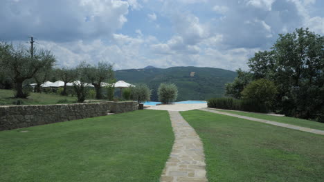 Lujoso-Alojamiento-Vacacional-Que-Incluye-Una-Piscina-Infinita-Con-Montañas-Al-Fondo-En-La-Zona-Rural-De-Umbertide,-Perugia,-Italia,-Europa-Del-Sur