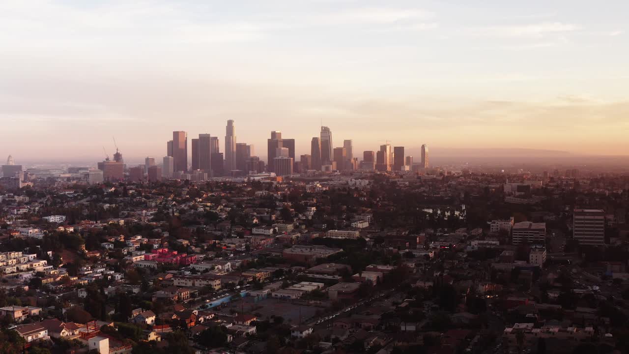 Toma aérea baja del centro de Los Ángeles al atardecer.