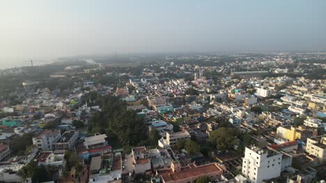 tomada aérea de drones de los edificios del amanecer de pondicherry en el horizonte