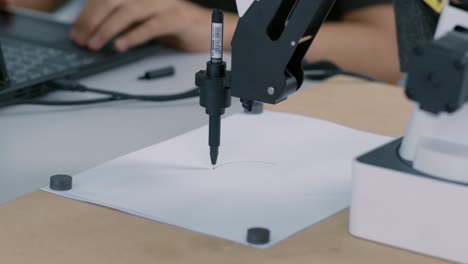 the robot arm can draw itself.