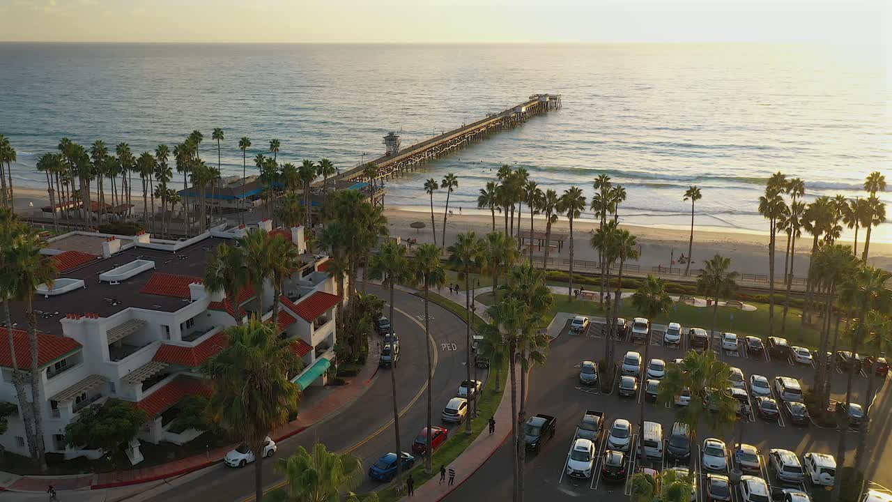 Nedstigende lufttilgang til molen i San Clemente, Californien ved solnedgang