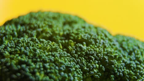 cerca de las verduras frescas de brócoli verdes girando