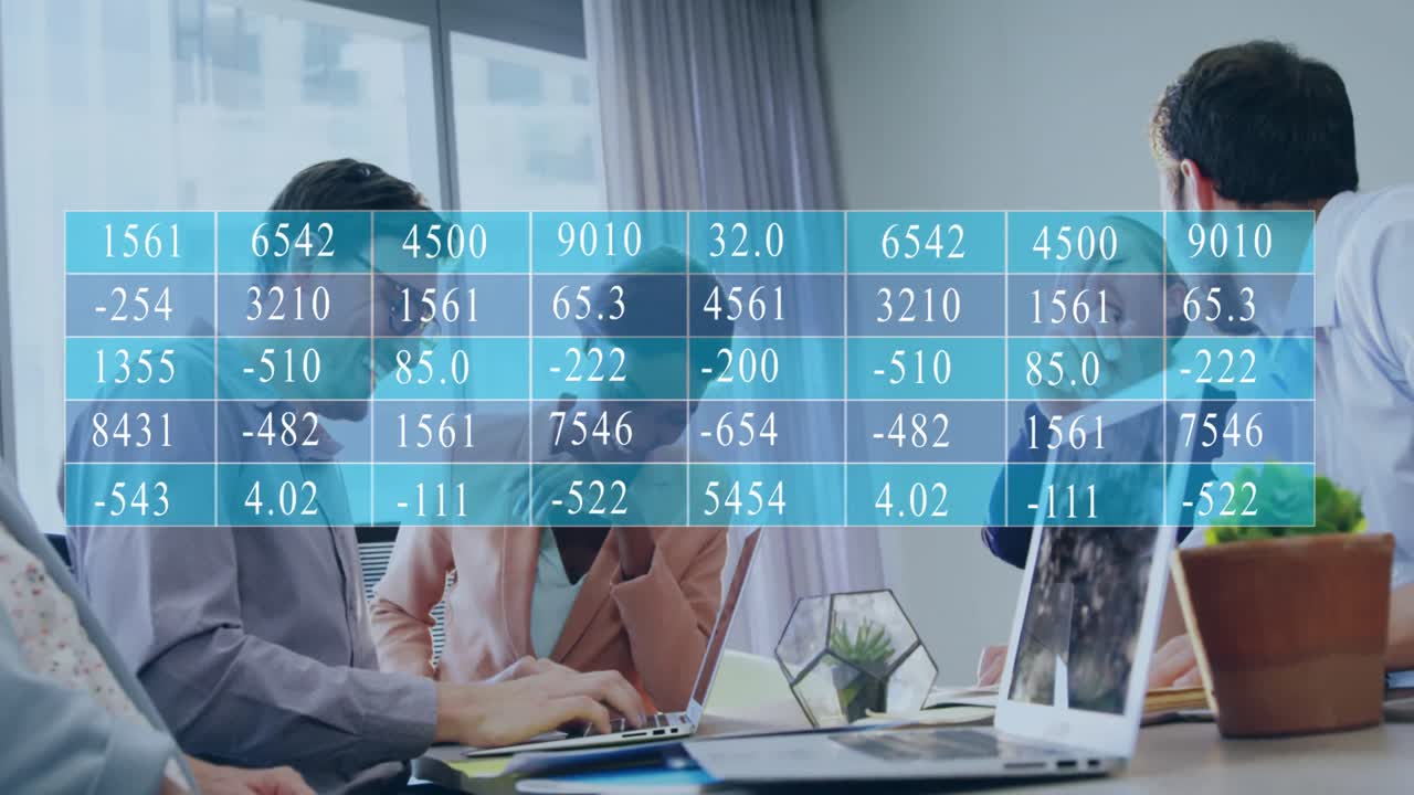 사무실에서 함께 웃는 다양한 사업가들에 대한 데이터 처리의 애니메이션