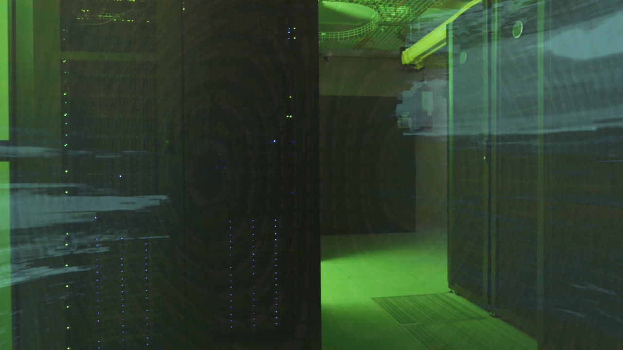 Serverracks langs en gang, med kabler over hovedet og indikator-LED'er der blinker i grønoplyst 3D