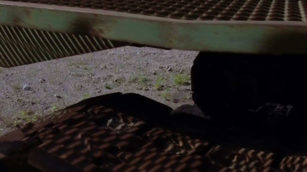 Detaljer af gammelt og rustent tungt maskineri, dramatisk slowmotion, blågrøn og orange