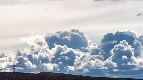 Rápido-Desarrollo-Y-Evolución-De-Formas-De-Cúmulos-Sobre-La-Silueta-De-Una-Torre-Celular-En-La-Ladera-Del-Desierto-De-Mojave---Lapso-De-Tiempo