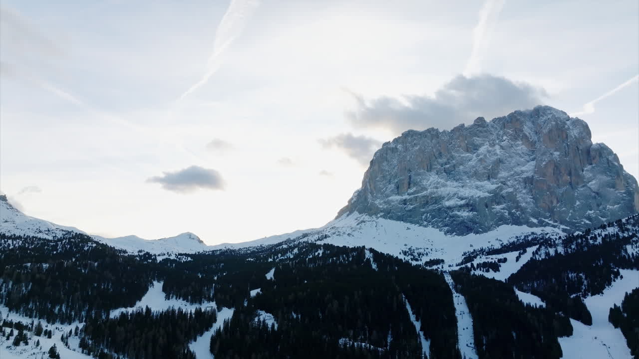 Kuzey İtalya'daki karla kaplı Val Gardena Vadisi'nin havadan görünümü