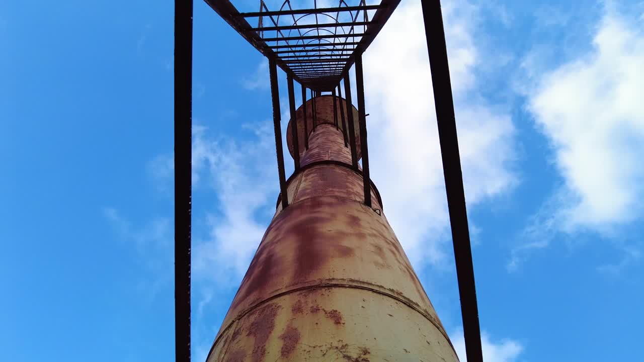 오래된 녹은 소비에트 워터 타워