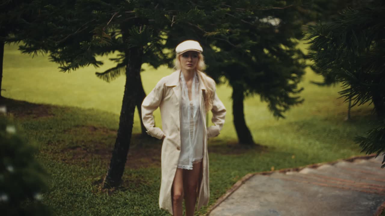 Donna con cappotto e cappello in un ambiente naturale