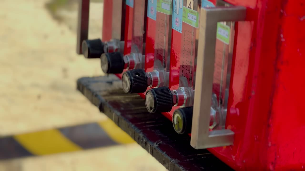 regolatore rotativo nero sull'attrezzatura