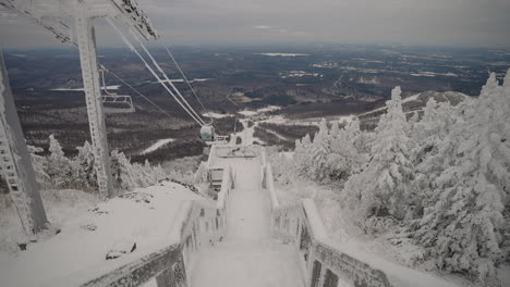 Schneebedeckte-Treppen-Umgeben-Von-Nadelbäumen,-Die-Im-Winter-In-Orford-Quebec,-Kanada,-Dick-Mit-Schnee-Bedeckt-Sind---Hochwinkelaufnahme