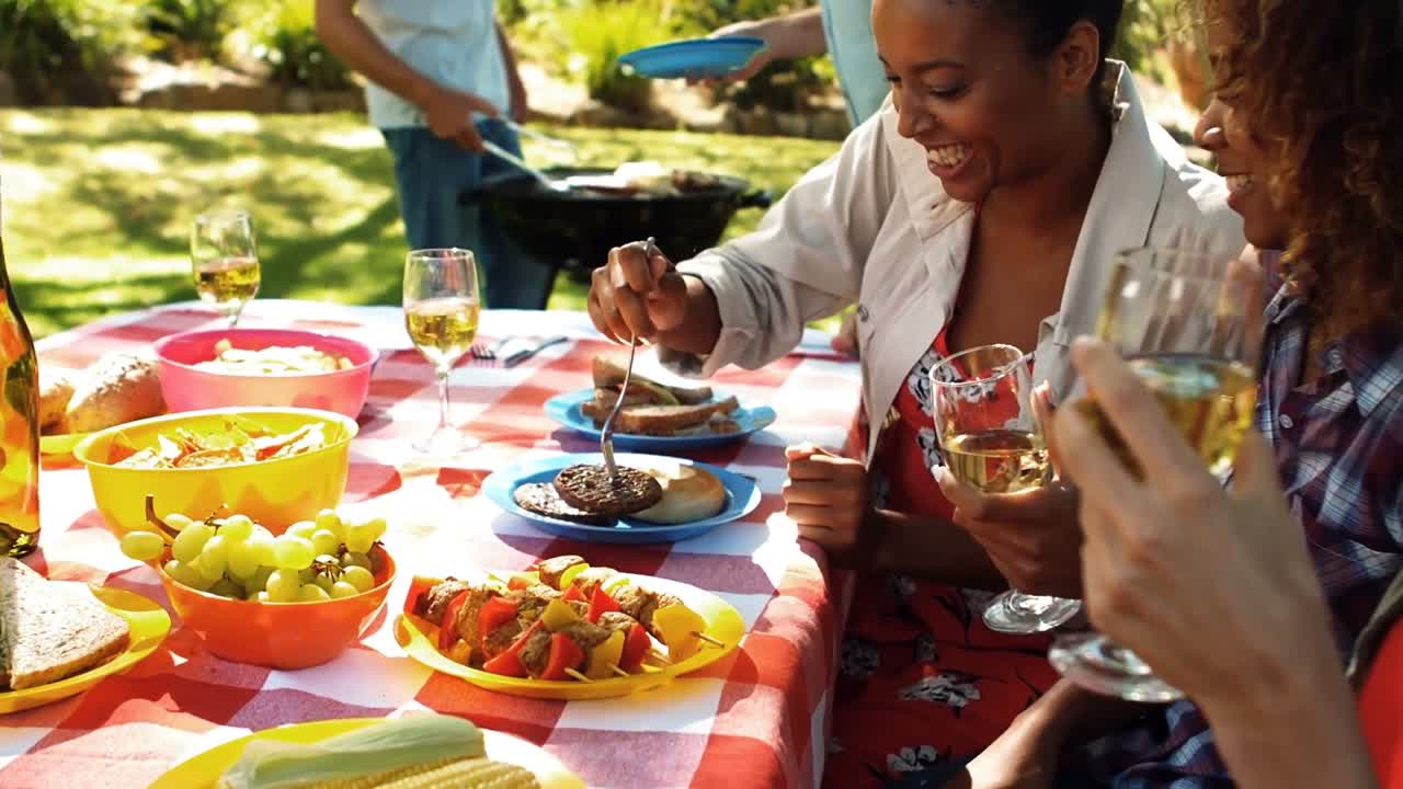 친구 들 이 함께 아침 식사를 하고 있다