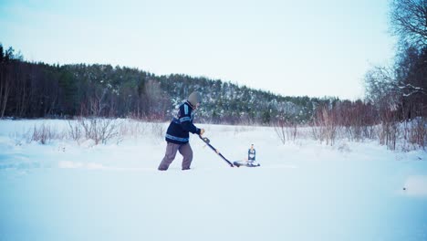 Hombre-Usando-Quitanieves-Para-Quitar-La-Nieve-Profunda---Plano-Amplio