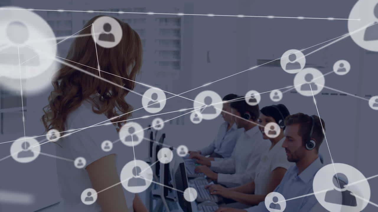 animación de la red de conexión con iconos sobre personas de negocios que usan auriculares de teléfono