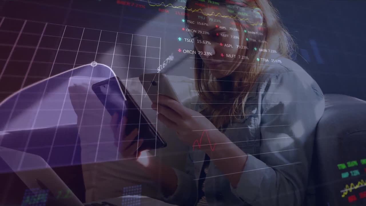 animación del procesamiento de datos sobre una mujer caucásica usando una tableta