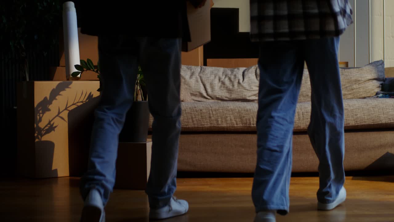 커플이 집을 옮기고 있습니다.