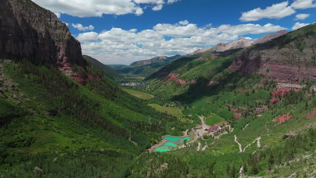 콜로라도 주 텔루라이드 시내에 있는 summer box canyon, black bear pass road, bridal veil falls, aerial drone, ouray ridgeway, cliffside, yankee boy basin, 4wd, 하이킹, 블루스키, 클리프사이드 리, 아스펜 포레스트, 웅이