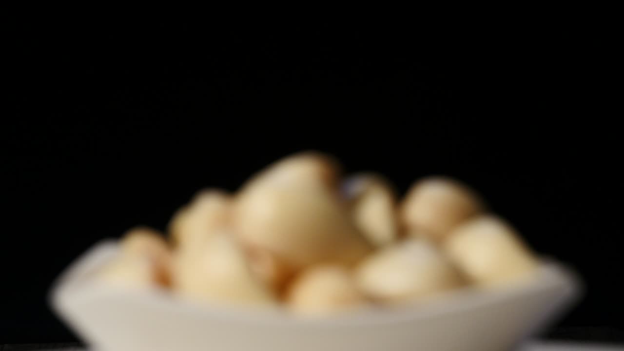Aglio sbucciato con messa a fuoco panoramica