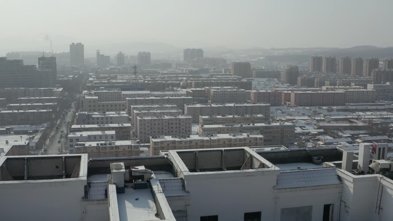 스모기와 안개가 가득한 동부 블록 공산주의 산업 도시를 겨울 동안 드러내는 공중 비행장 건물