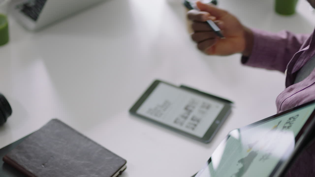 gente de negocios profesional conociendo a un hombre de negocios afroamericano usando una tableta compartiendo datos de investigación financiera mostrando el equipo de marketing gráfico estadísticas en pantalla en la presentación de la oficina