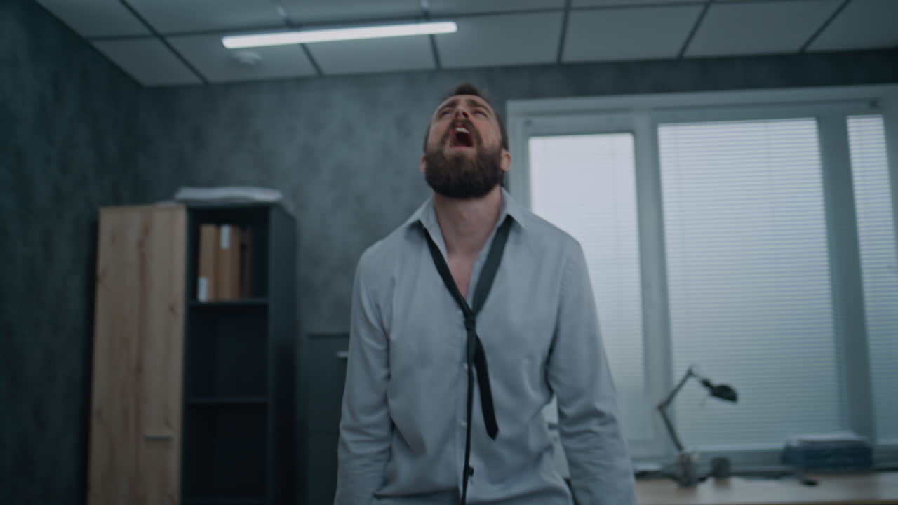 hombre de negocios estresado en la oficina