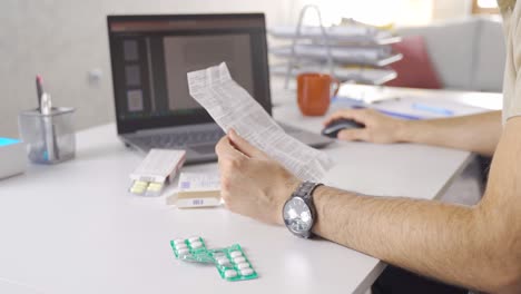 el paciente consciente está comprobando los medicamentos para el tratamiento.