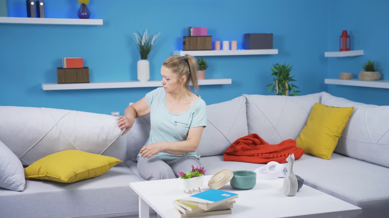 집을 청소하고 정리하는 여성입니다.