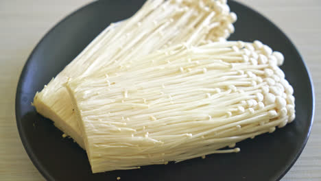 新鮮的 enoki 或金針