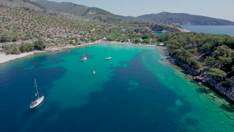 vista aérea de la playa de aliki con aguas turquesas y montañas cubiertas de vegetación exuberante en el fondo, isla de thassos, grecia