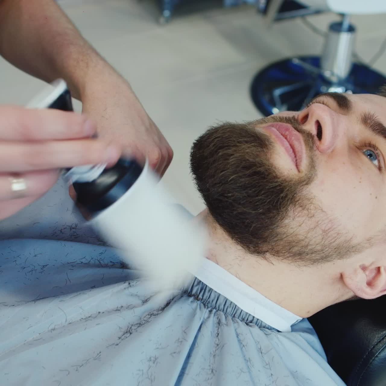 Barber former en klients skæg