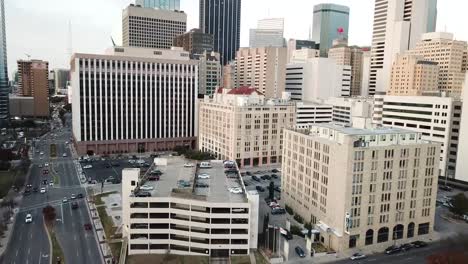 Imágenes-De-Drones-Aéreos-Del-Atardecer-En-El-Centro-De-Dallas,-Tx-City