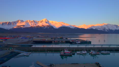 Wunderschöne-Aussicht-Auf-Die-Berge-In-Seward,-Alaska-Bei-Sonnenuntergang