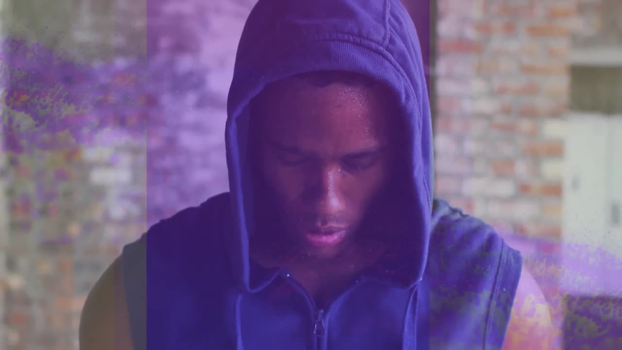 animación de formas que se mueven sobre un deportista afroamericano en el gimnasio