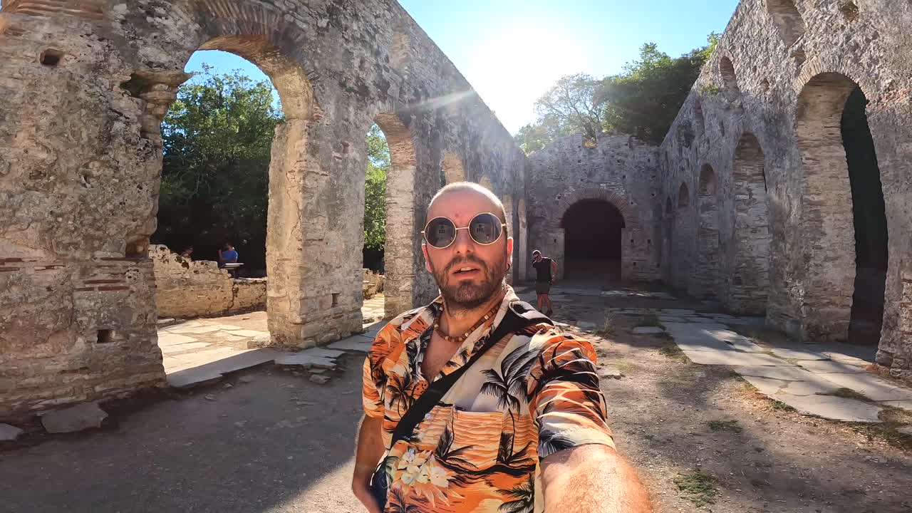 Uomo che esplora antiche rovine