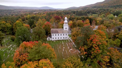 Inclinación-Aérea-De-Bennington-Vermont-Hacia-Arriba-Desde-La-Iglesia-En-Otoño,-Otoño