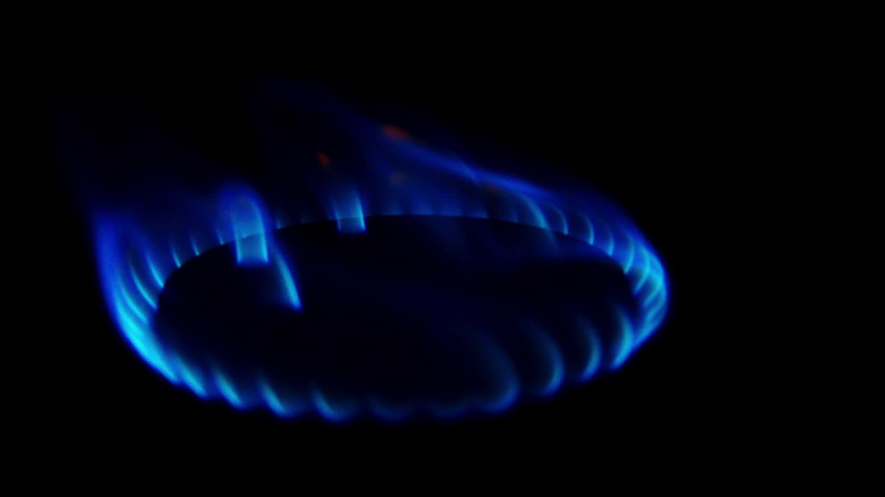 주방 불꽃이 켜지고, 스토브  불꽃이 파란색 요리 불꽃으로 불타고, 천연 가스 염증, 가까이 가십시오.