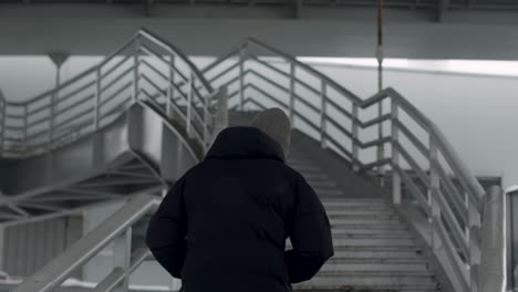 Hombre-Solitario-Subiendo-Escaleras