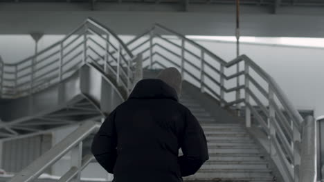 외로운 남자가 계단을 올라가고 있다.