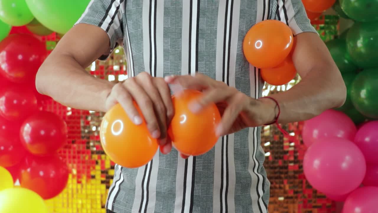 탄력성을 사용하여 풍선을 어서 풍선 장식을 만니다.