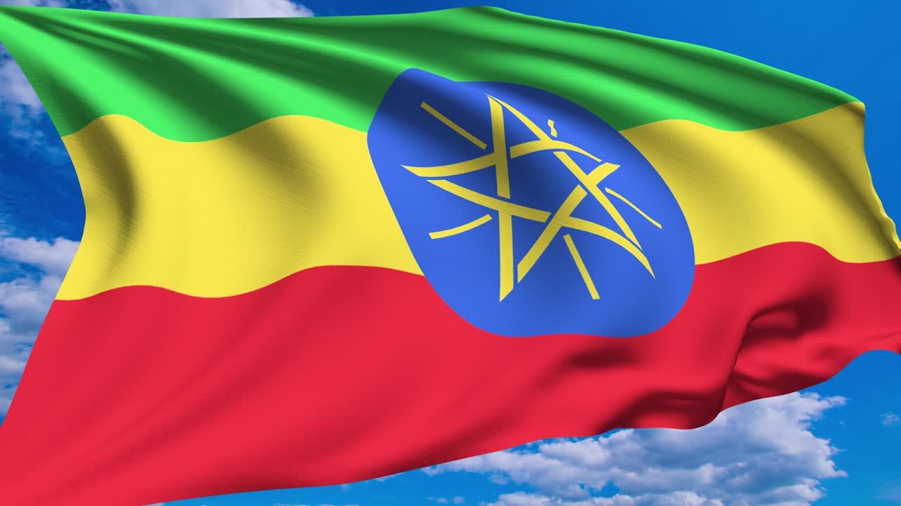 bandera de etiopía contra un cielo nublado (canal alfa, en bucle)