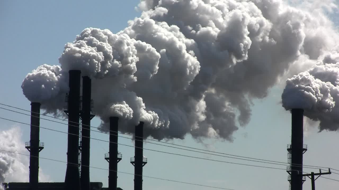 굴뚝이 있는 발전소는 연기를 공중으로 내뿜는다