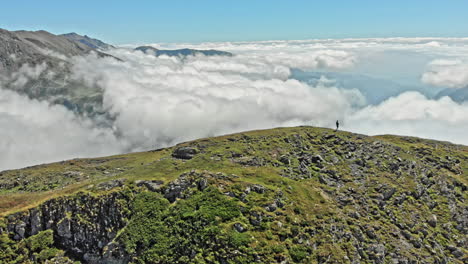 une belle vallée dans les montagnes du caucase en géorgie