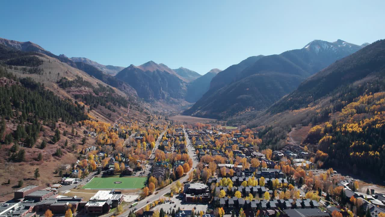 타운 텔루라이드 (telluride) 의 멀리 떨어진 드론 촬영, 가을 색상과 함께