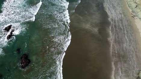 Olas-Que-Entran-En-La-Playa-Rocosa