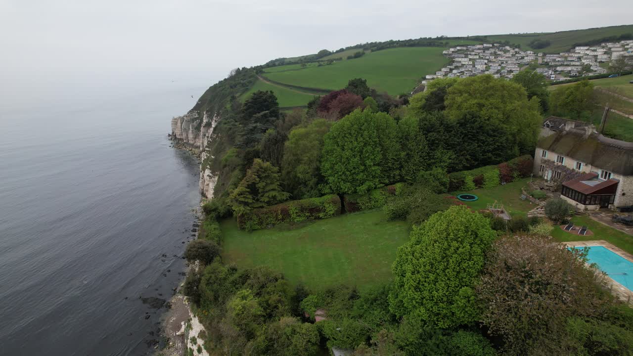 casa en el borde del acantilado en devon inglaterra drone vista aérea