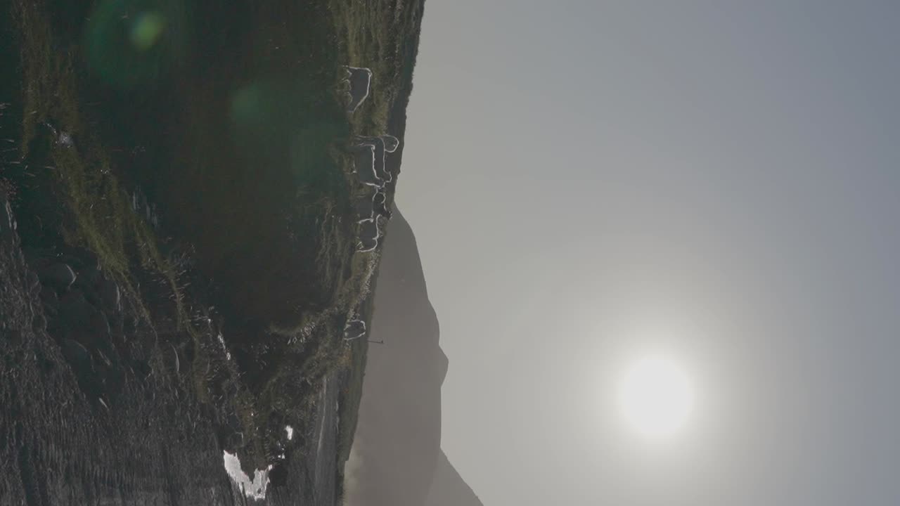 ovejas pastando en una ladera con montañas al fondo al amanecer en la patagonia, argentina