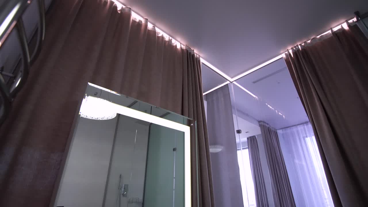 baño de lujo moderno con vista